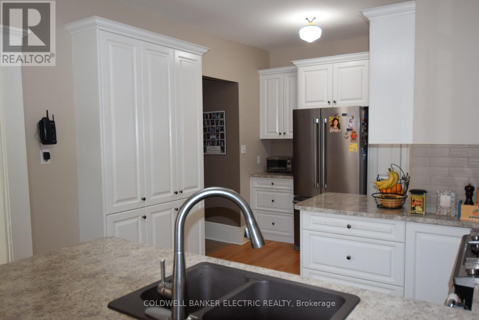 310 Pearl Avenue, Peterborough Central (Old West End), Ontario  K9H 1S7 - Photo 11 - X12304673