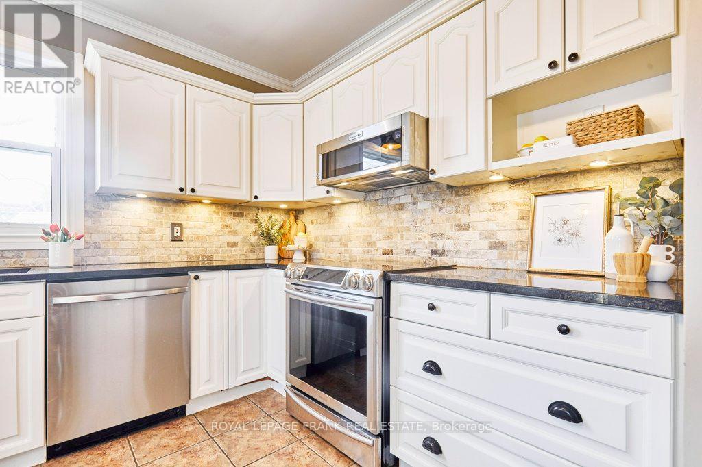 7 Adelaide Street N, Kawartha Lakes (Lindsay), Ontario  K9V 4K7 - Photo 18 - X12305131