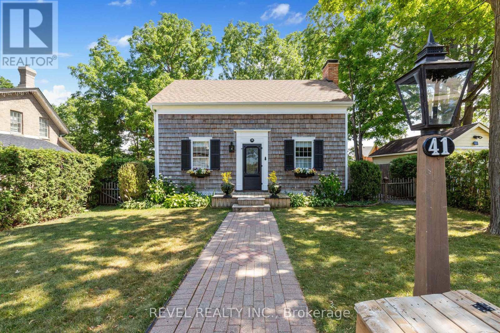 41 Russell Street E, Kawartha Lakes (Lindsay), Ontario  K9V 2A3 - Photo 2 - X12305162
