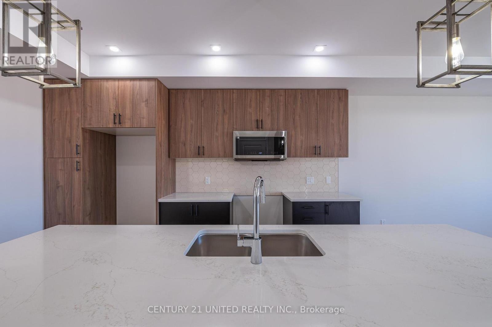 305 Mullighan Gardens, Peterborough North (North), Ontario  K9K 0G3 - Photo 5 - X12305359