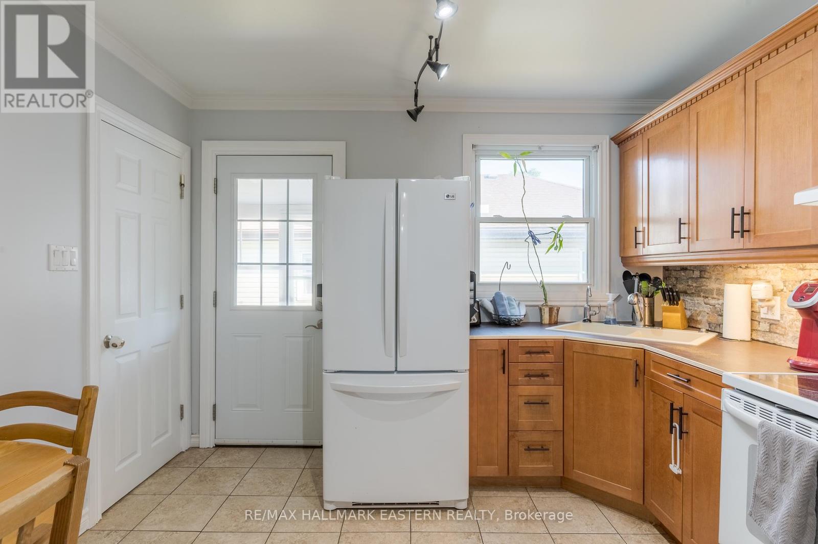 677 Armour Road, Peterborough East (Central), Ontario  K9H 1Z5 - Photo 6 - X12306711