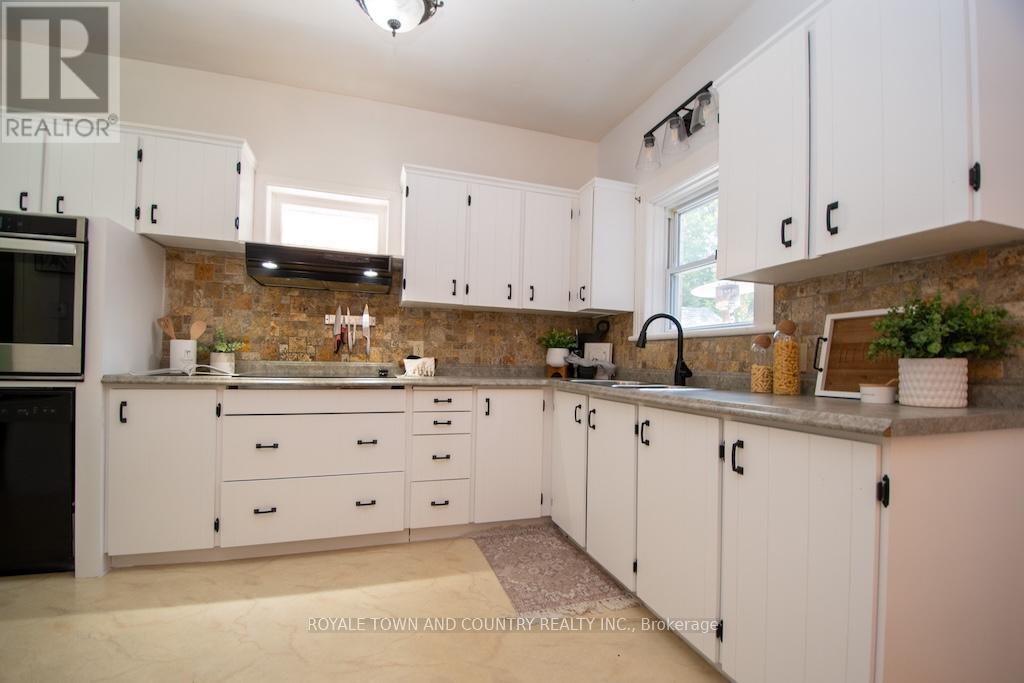 22 St Lawrence Street, Kawartha Lakes (Lindsay), Ontario  K9V 2J9 - Photo 11 - X12307120