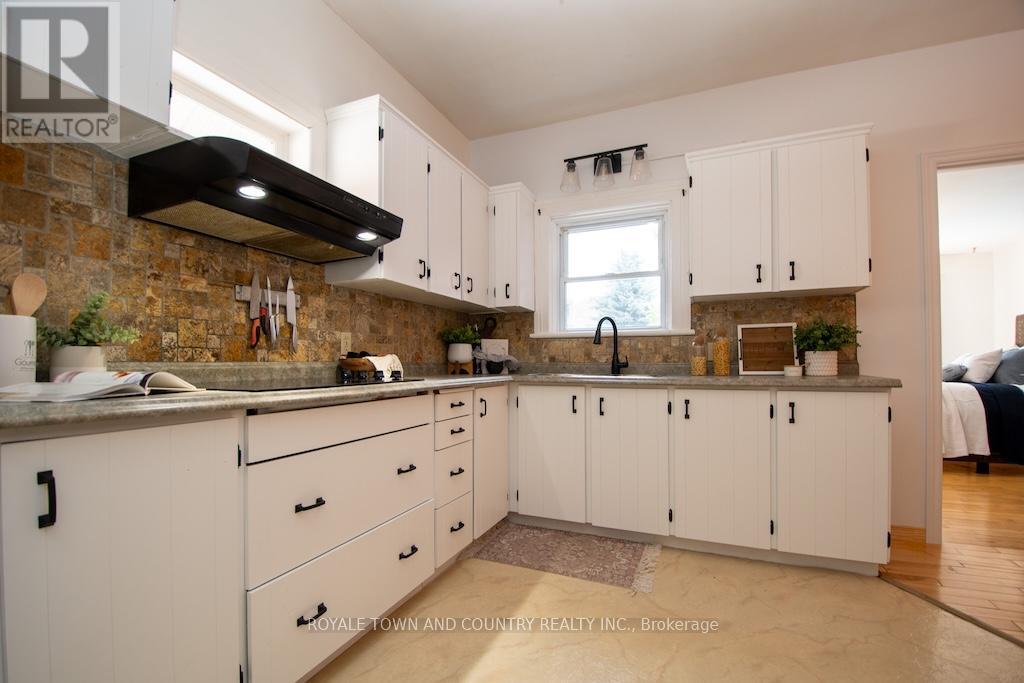 22 St Lawrence Street, Kawartha Lakes (Lindsay), Ontario  K9V 2J9 - Photo 12 - X12307120