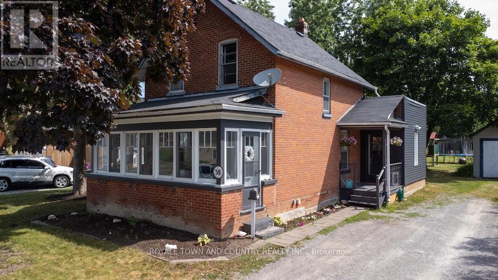 38 St Patrick Street, Kawartha Lakes (Lindsay), Ontario  K9V 1R3 - Photo 2 - X12307204