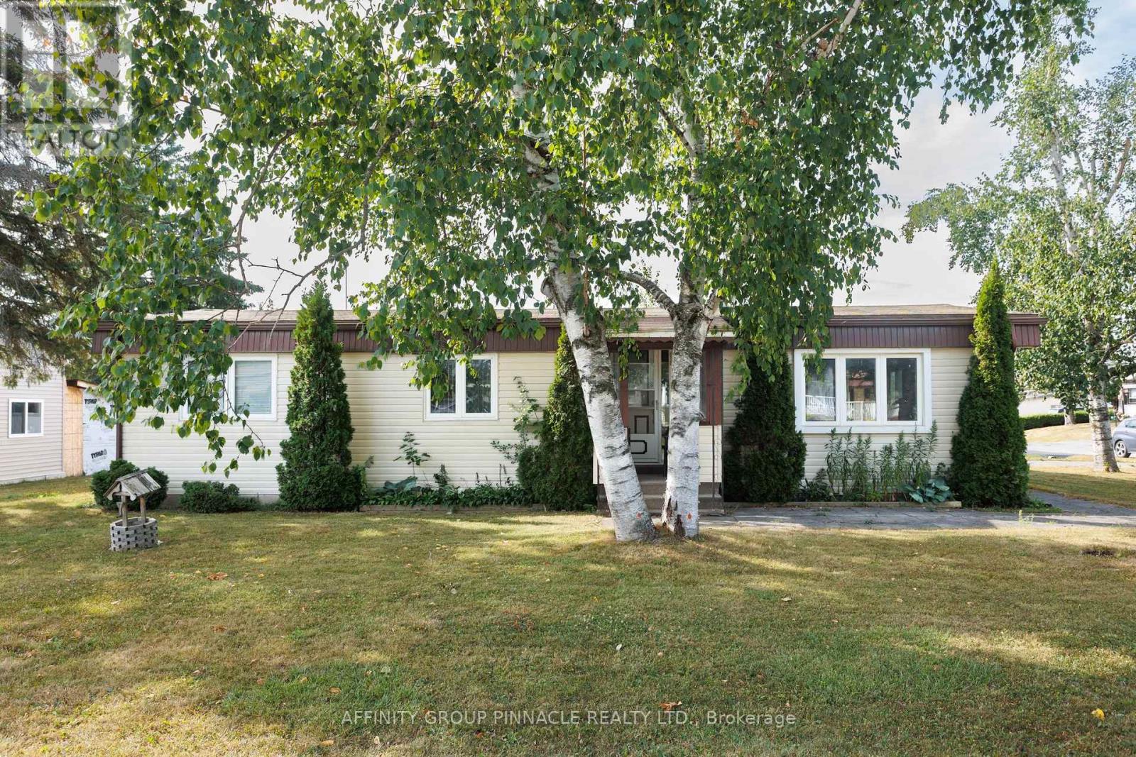 15 Circle Drive, Kawartha Lakes (Lindsay), Ontario  K9V 0H7 - Photo 4 - X12308174