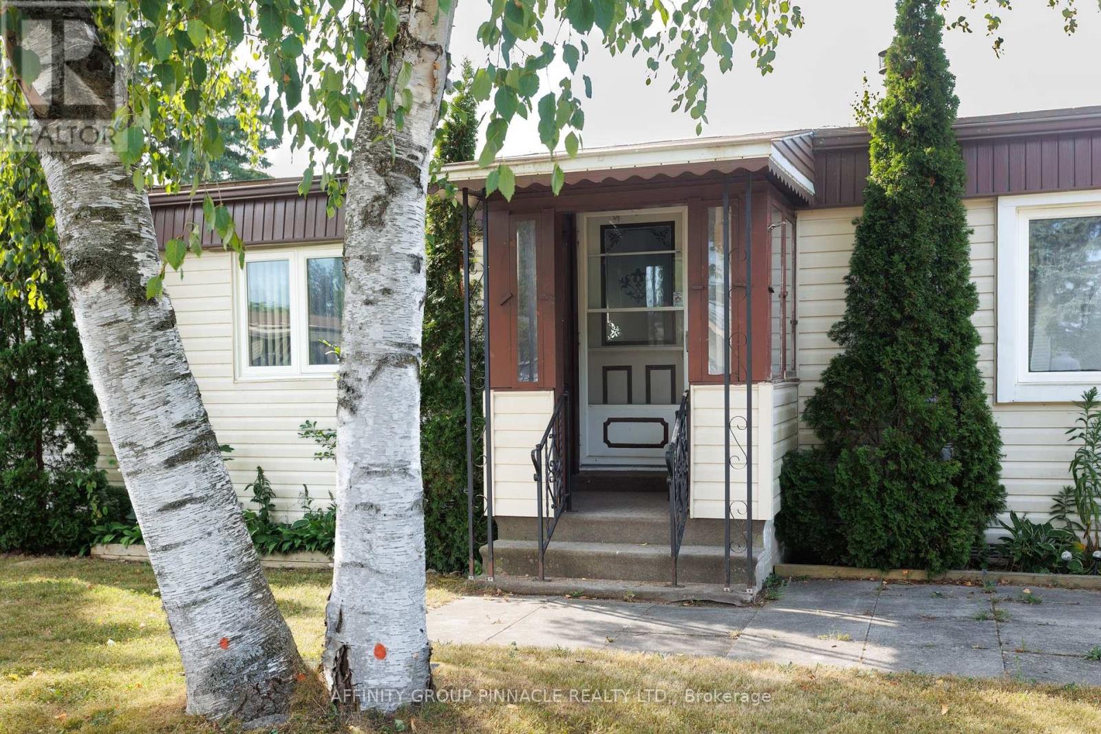 15 Circle Drive, Kawartha Lakes (Lindsay), Ontario  K9V 0H7 - Photo 5 - X12308174