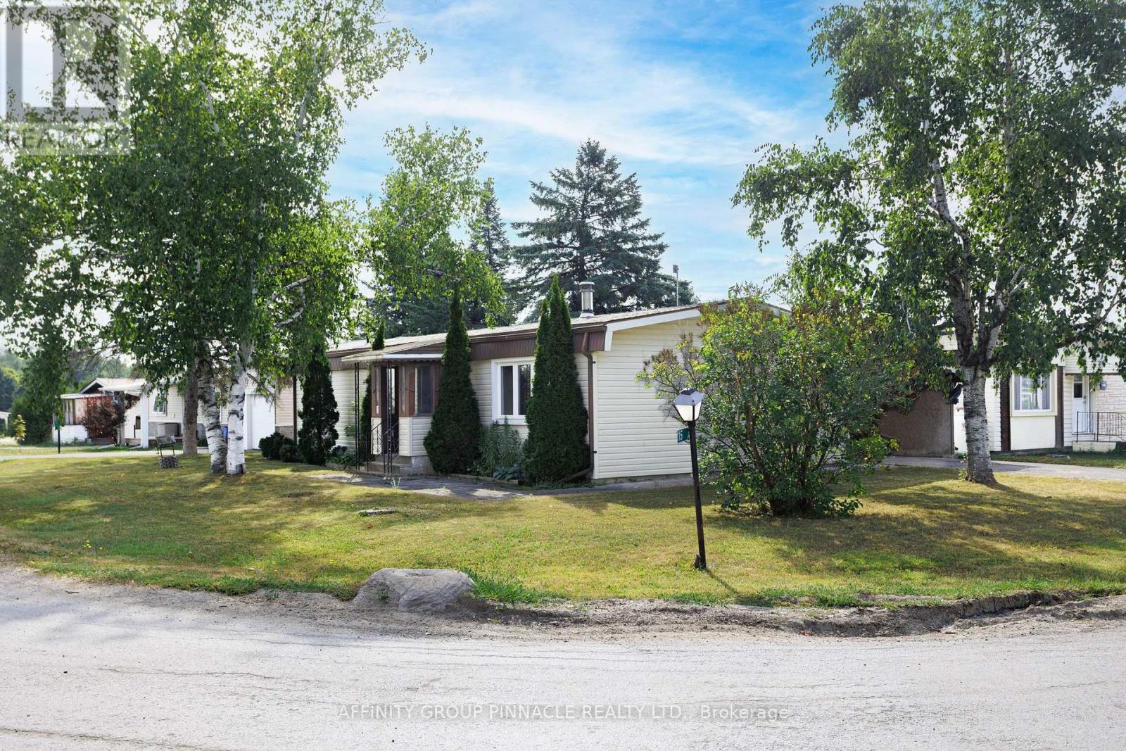 15 Circle Drive, Kawartha Lakes (Lindsay), Ontario  K9V 0H7 - Photo 6 - X12308174