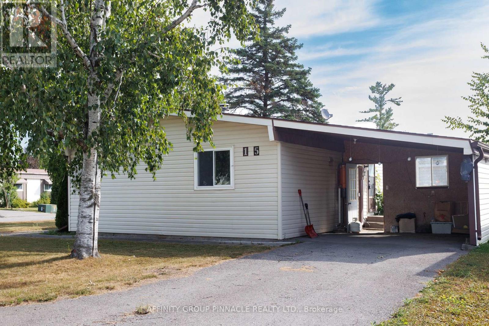 15 Circle Drive, Kawartha Lakes (Lindsay), Ontario  K9V 0H7 - Photo 7 - X12308174