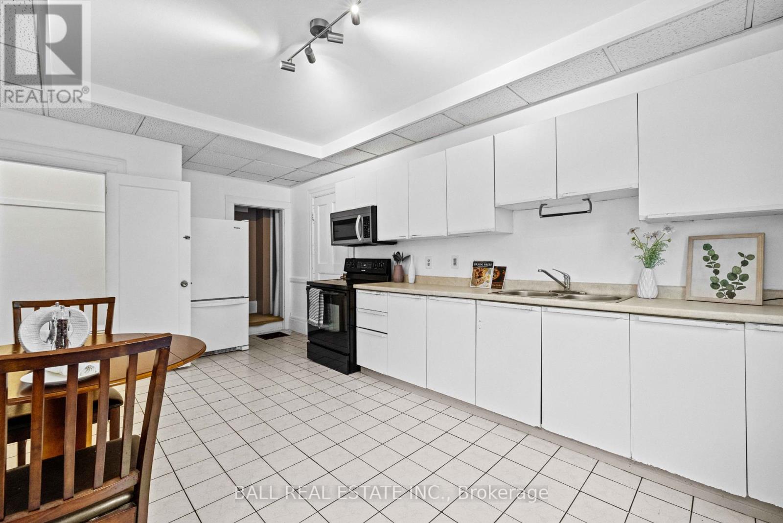 78 Mcdonnel Street, Peterborough Central (North), Ontario  K9H 2V7 - Photo 6 - X12308519