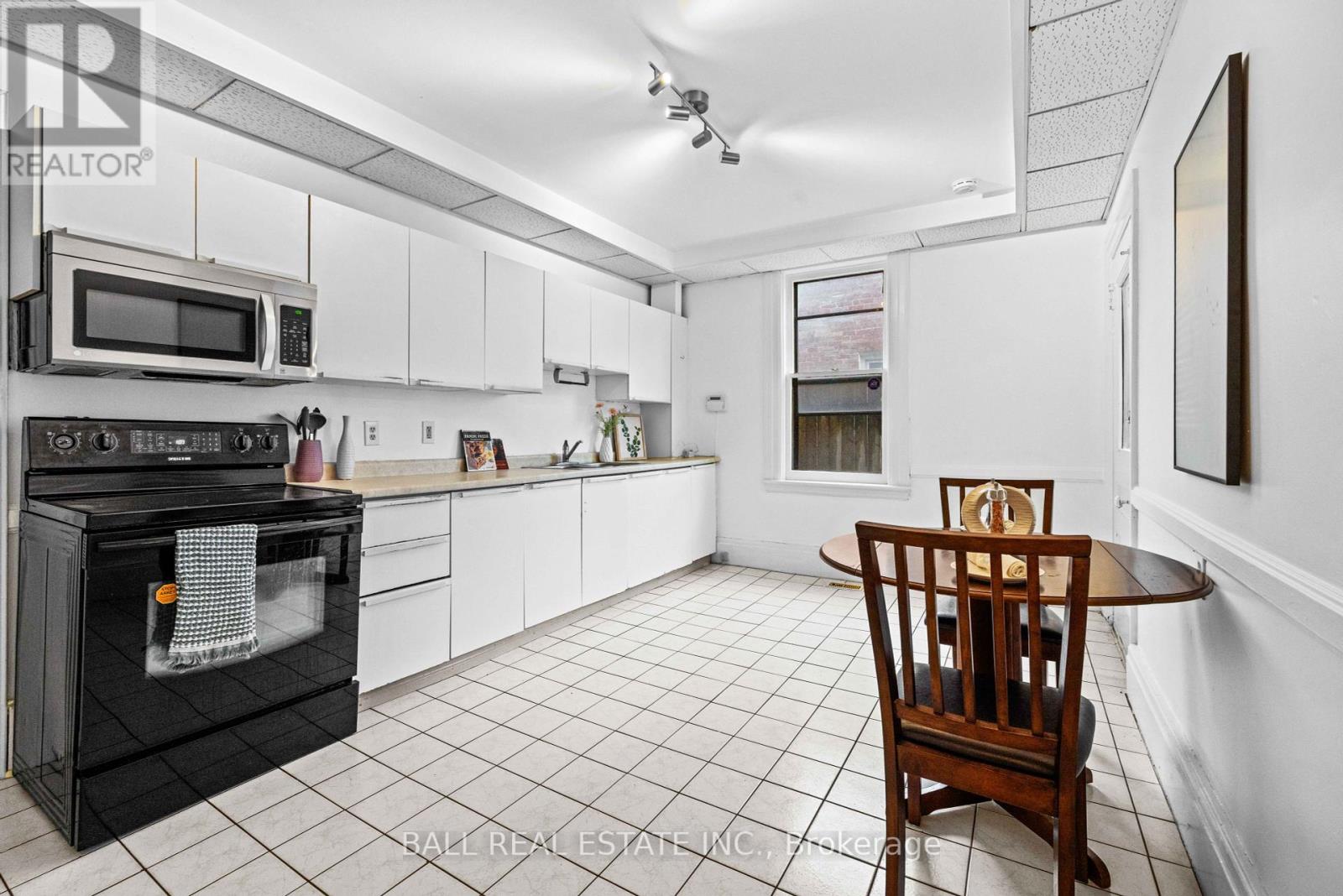 78 Mcdonnel Street, Peterborough Central (North), Ontario  K9H 2V7 - Photo 8 - X12308519