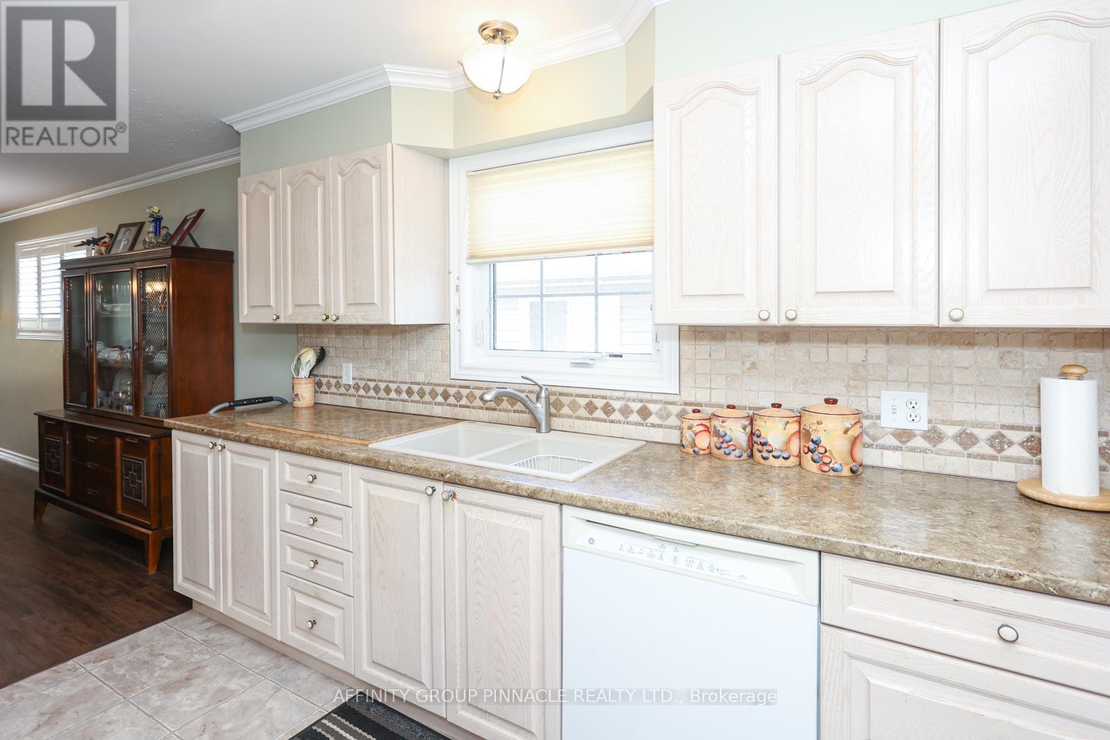 5 Susan Court, Kawartha Lakes (Lindsay), Ontario  K9V 4H1 - Photo 17 - X12310682