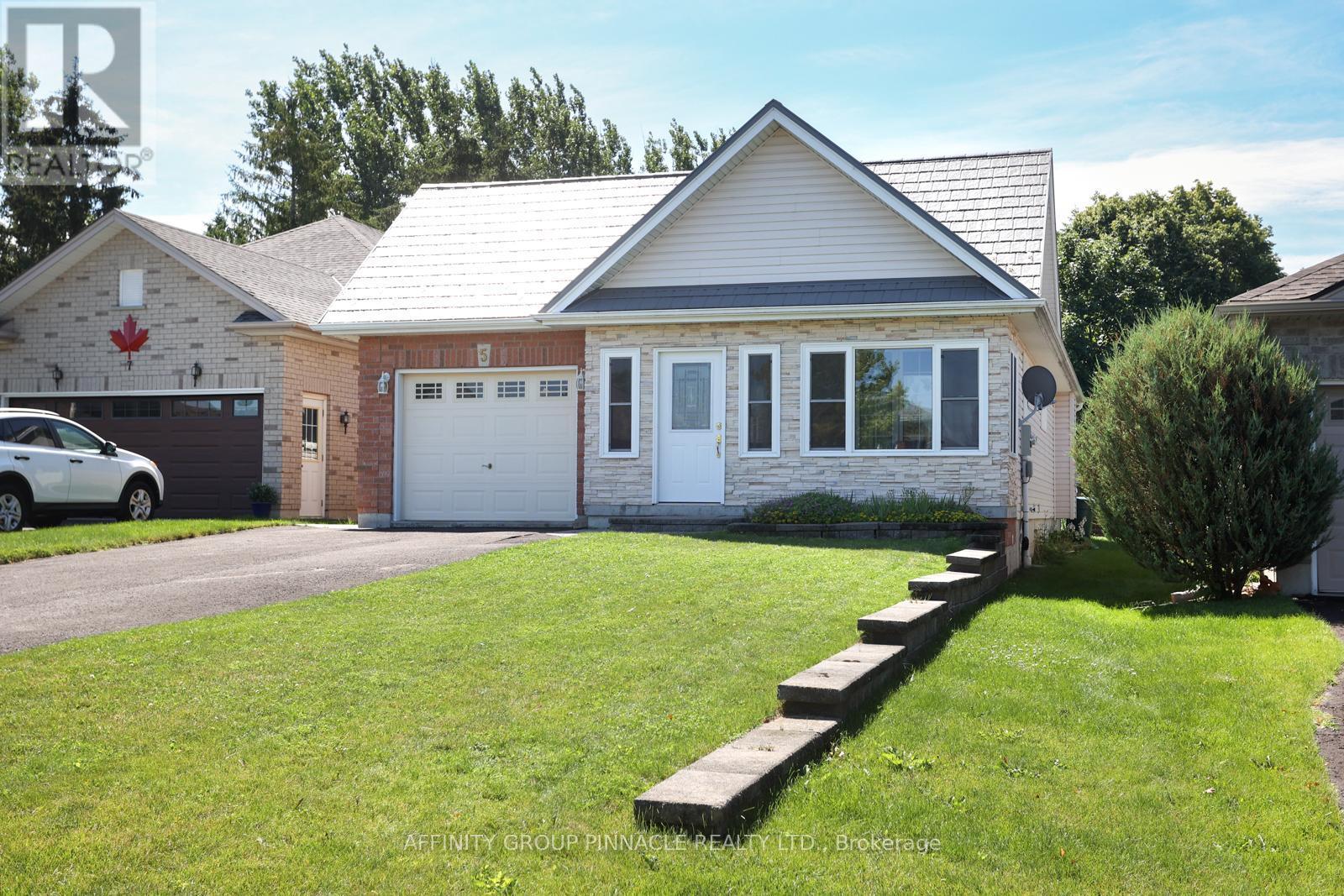 5 Susan Court, Kawartha Lakes (Lindsay), Ontario  K9V 4H1 - Photo 2 - X12310682