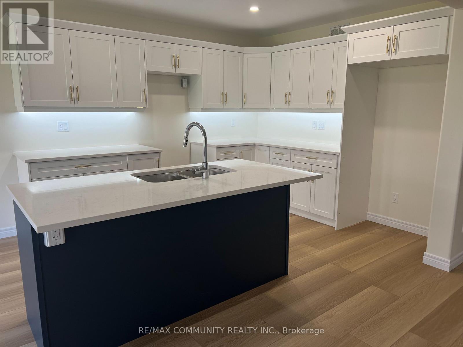 236 O'neil Street, Peterborough North (North), Ontario  K9K 0H1 - Photo 6 - X12310562