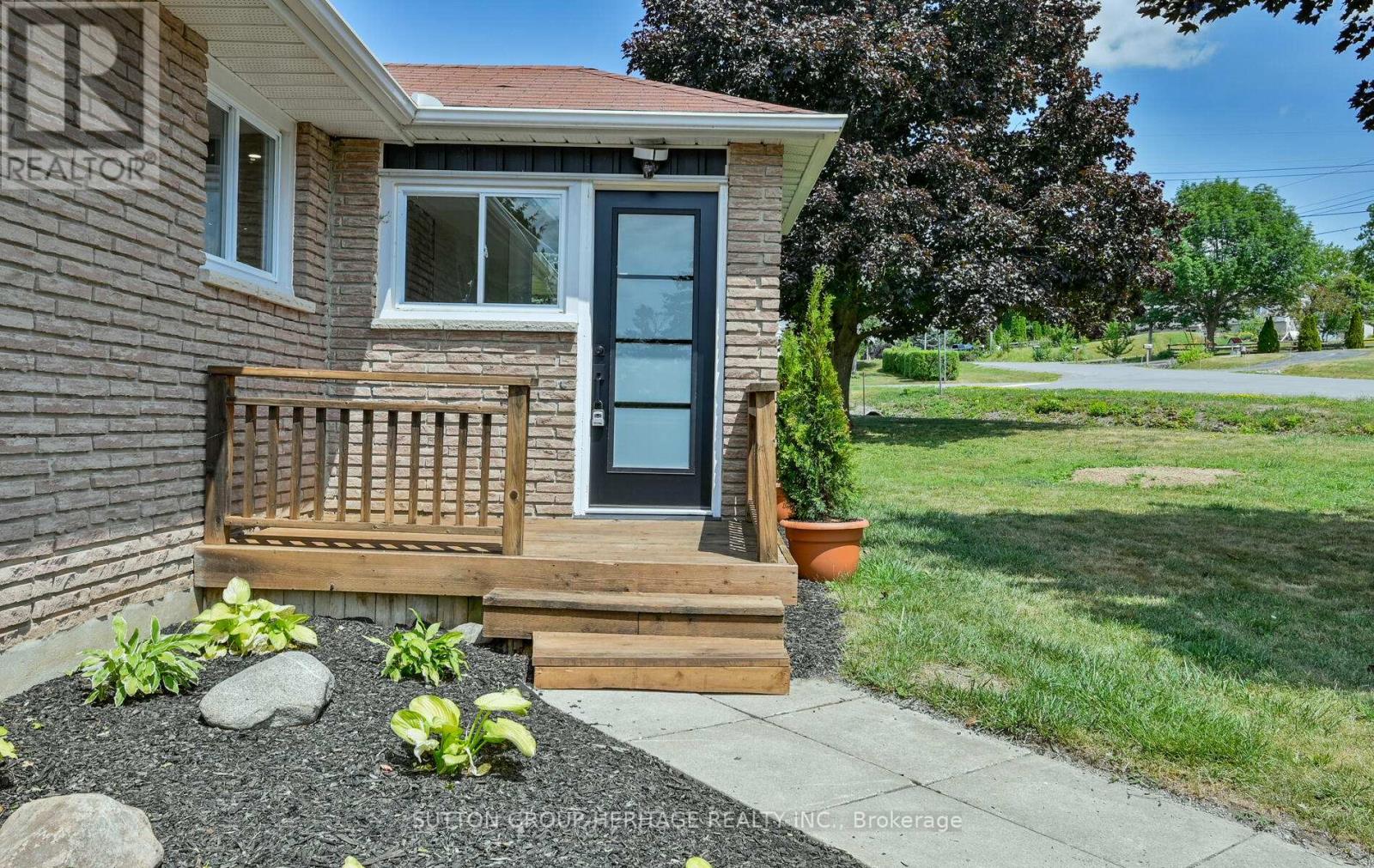 11 Sturgeon Crescent, Kawartha Lakes (Lindsay), Ontario  K9V 4R6 - Photo 3 - X12310878
