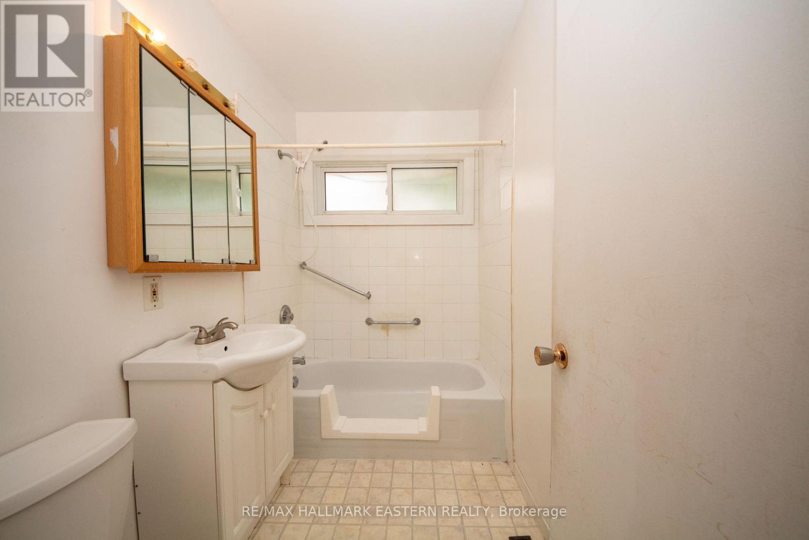 812 Argyle Street, Peterborough North (South), Ontario  K9H 5T3 - Photo 13 - X12311724