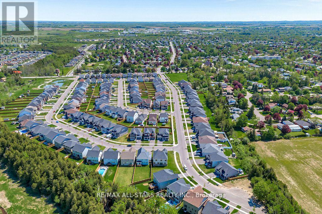 92 Hennessey Crescent, Kawartha Lakes (Lindsay), Ontario  K9V 1P4 - Photo 4 - X12312603
