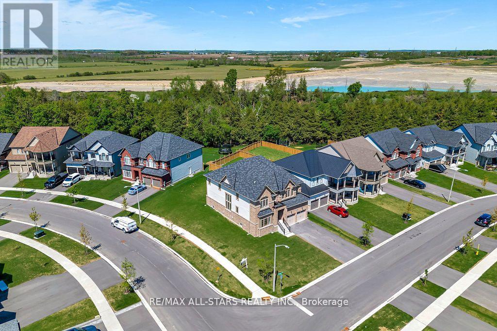 92 Hennessey Crescent, Kawartha Lakes (Lindsay), Ontario  K9V 1P4 - Photo 6 - X12312603