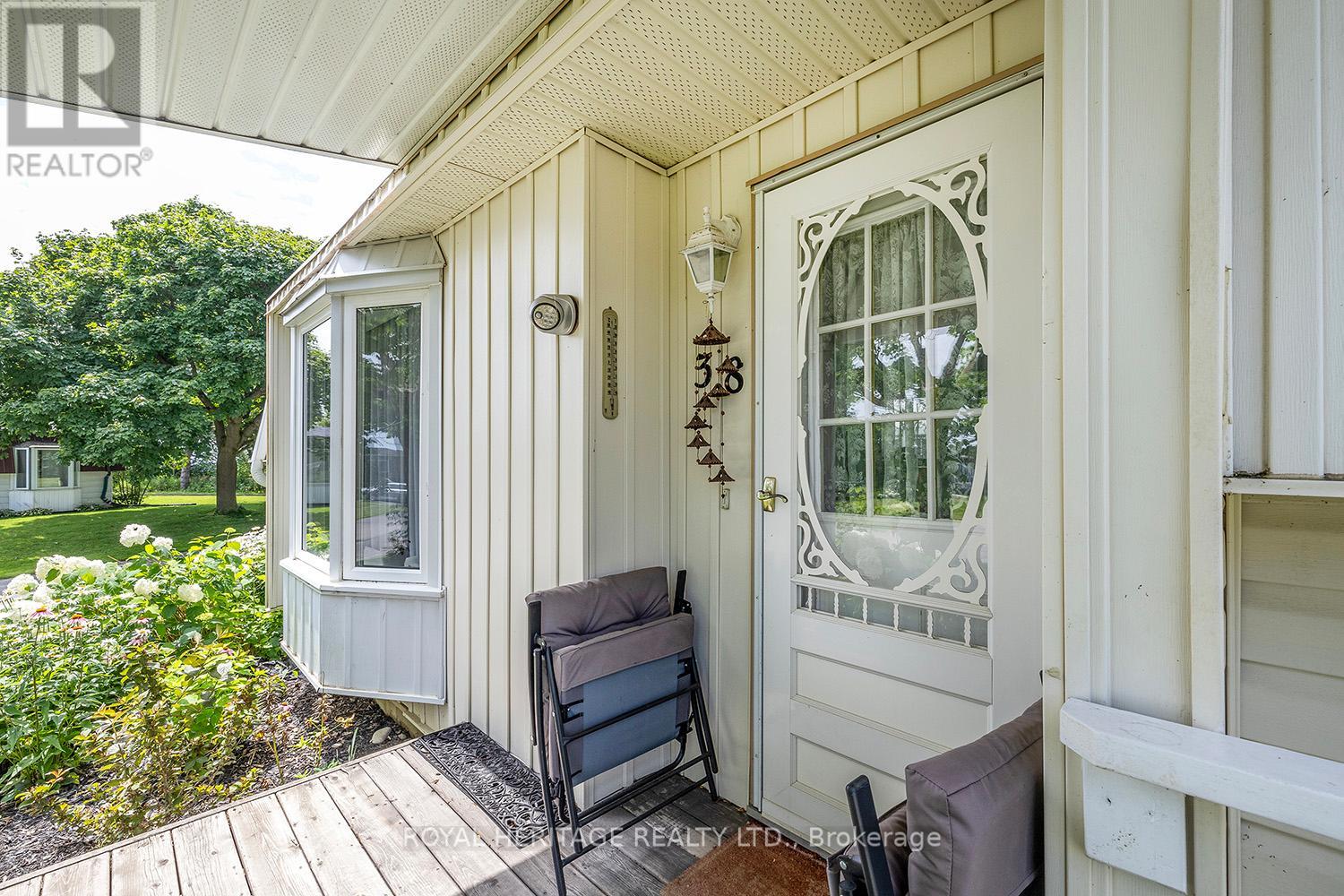 38 Bluffs Road E, Clarington (Newcastle), Ontario  L1B 1A3 - Photo 4 - E12313681