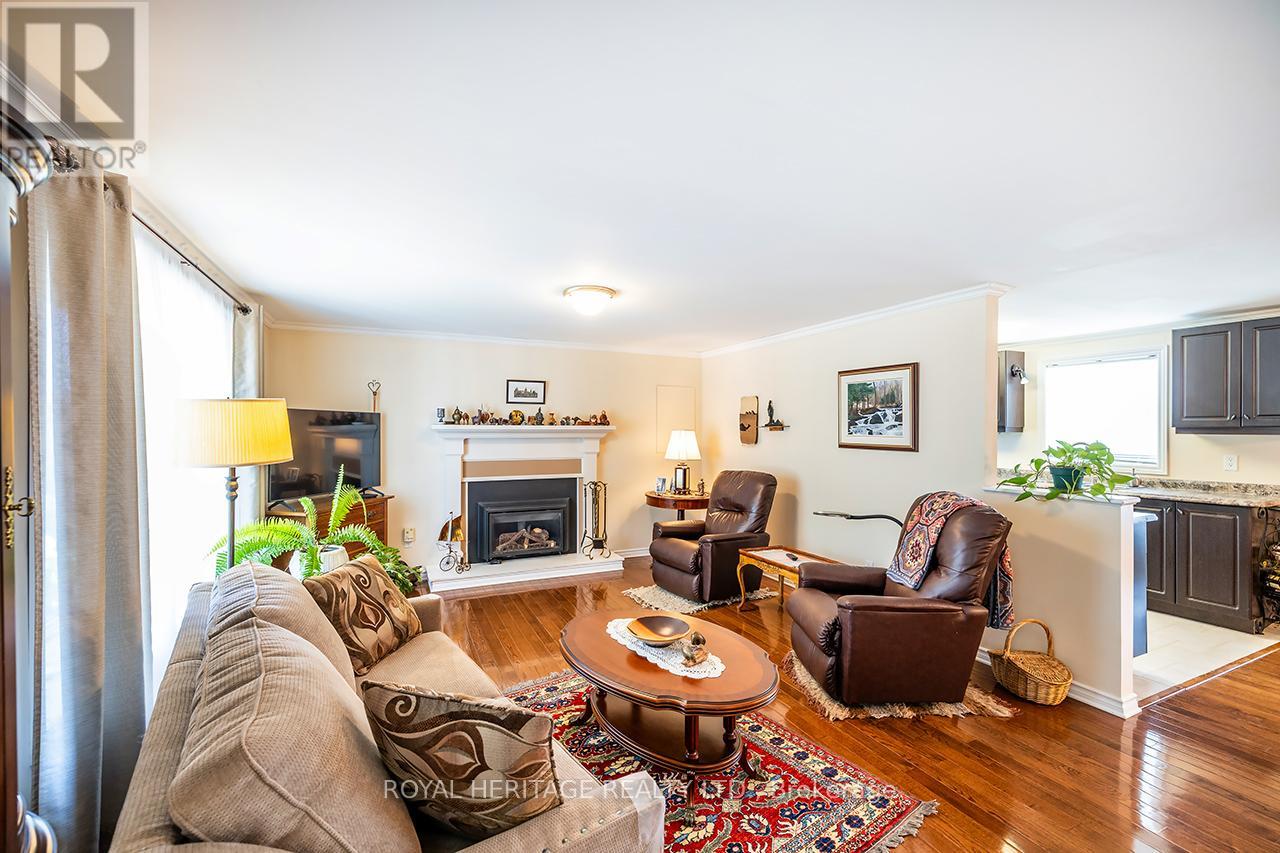 38 Bluffs Road E, Clarington (Newcastle), Ontario  L1B 1A3 - Photo 6 - E12313681