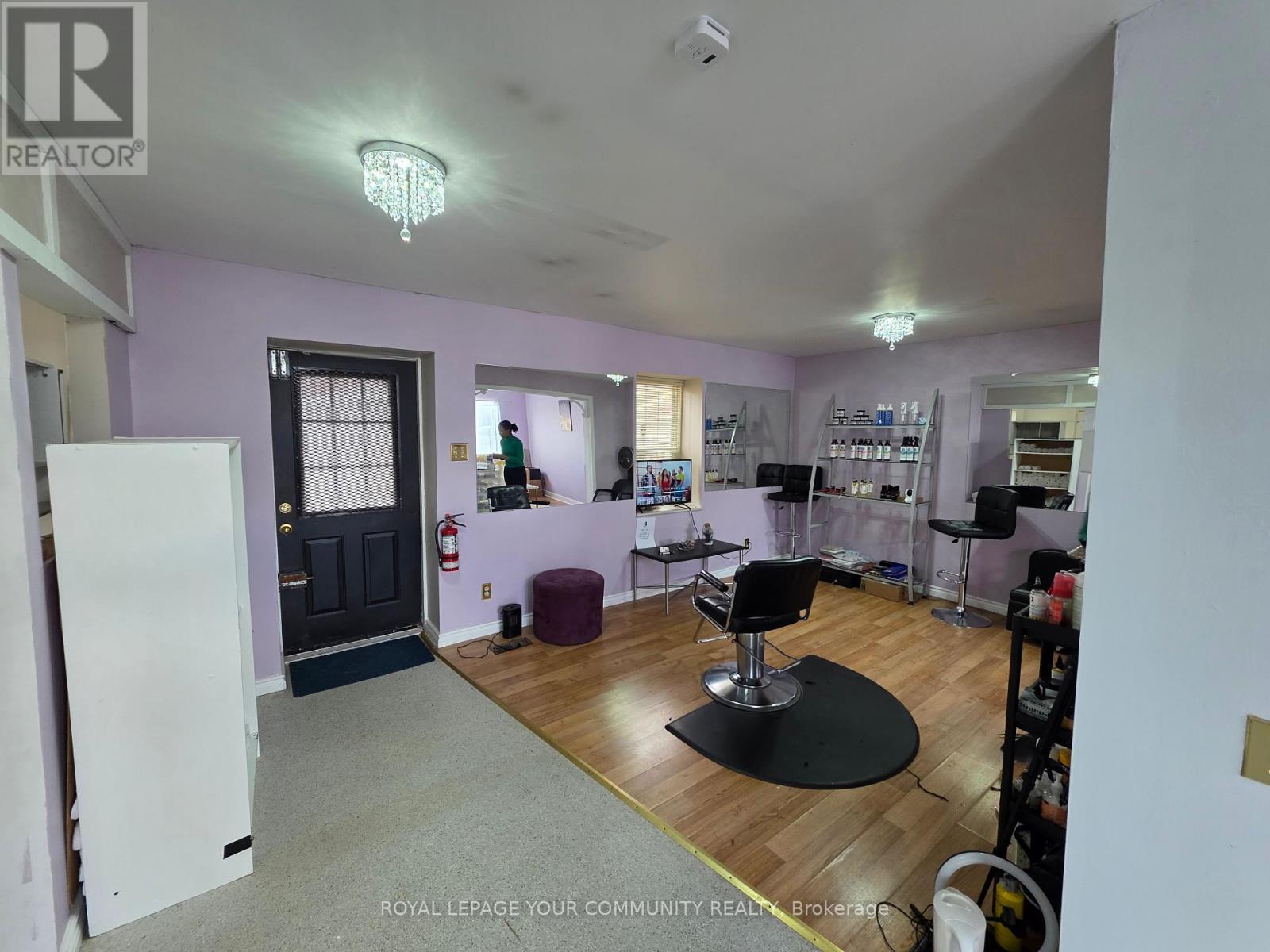 381 Queen Street, Peterborough Central (North), Ontario  K9H 3J7 - Photo 4 - X12315263