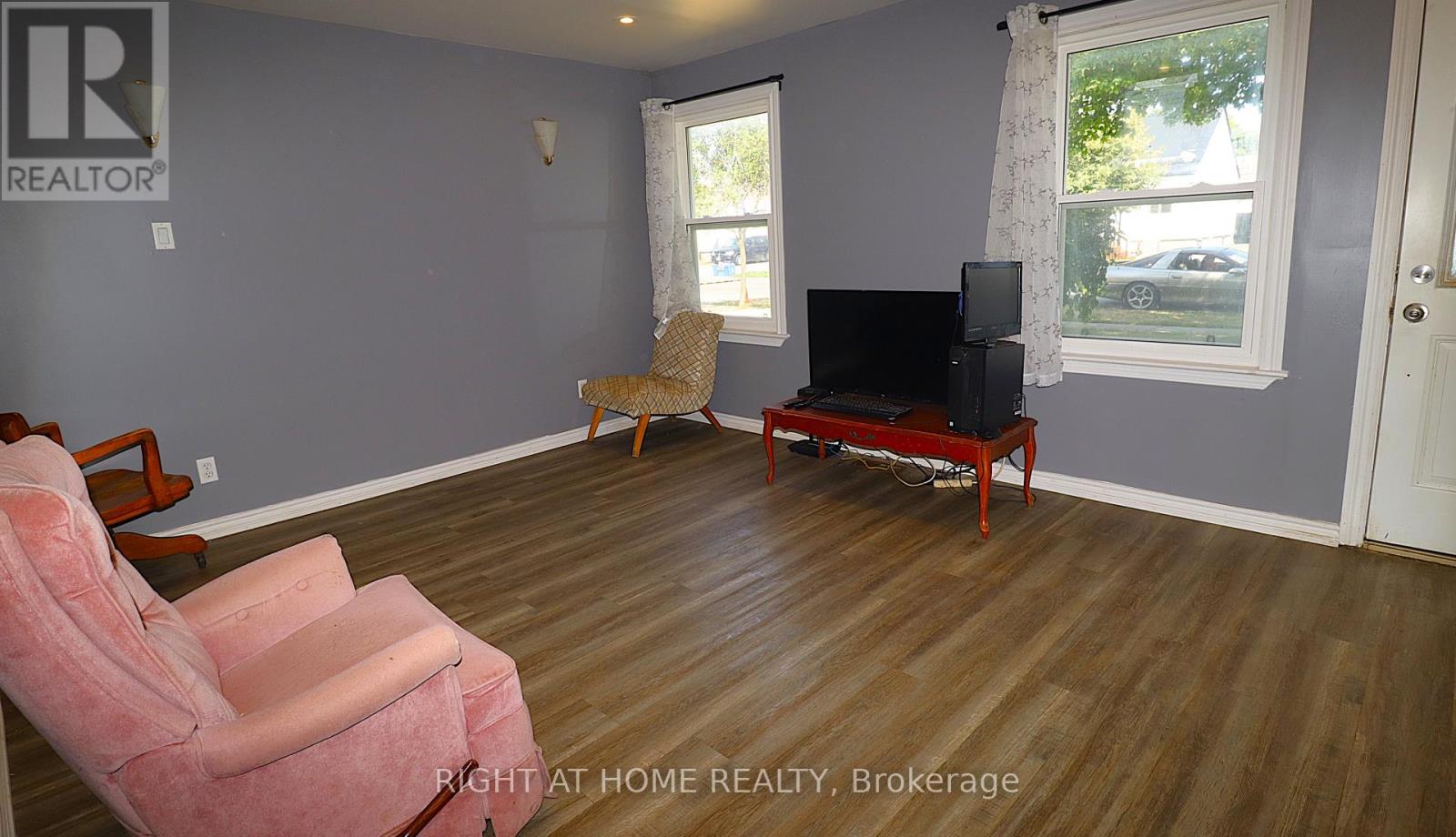 751 St Mary's Street, Peterborough Central (South), Ontario  K9J 4H1 - Photo 7 - X12316015