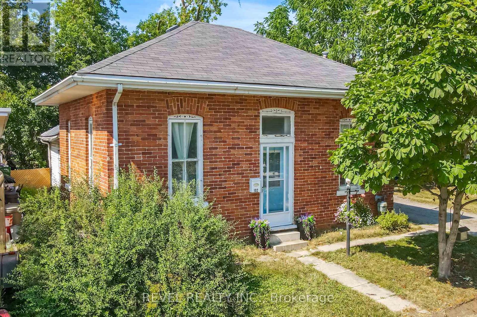 102 King Street, Kawartha Lakes (Lindsay), Ontario  K9V 1C9 - Photo 2 - X12317648