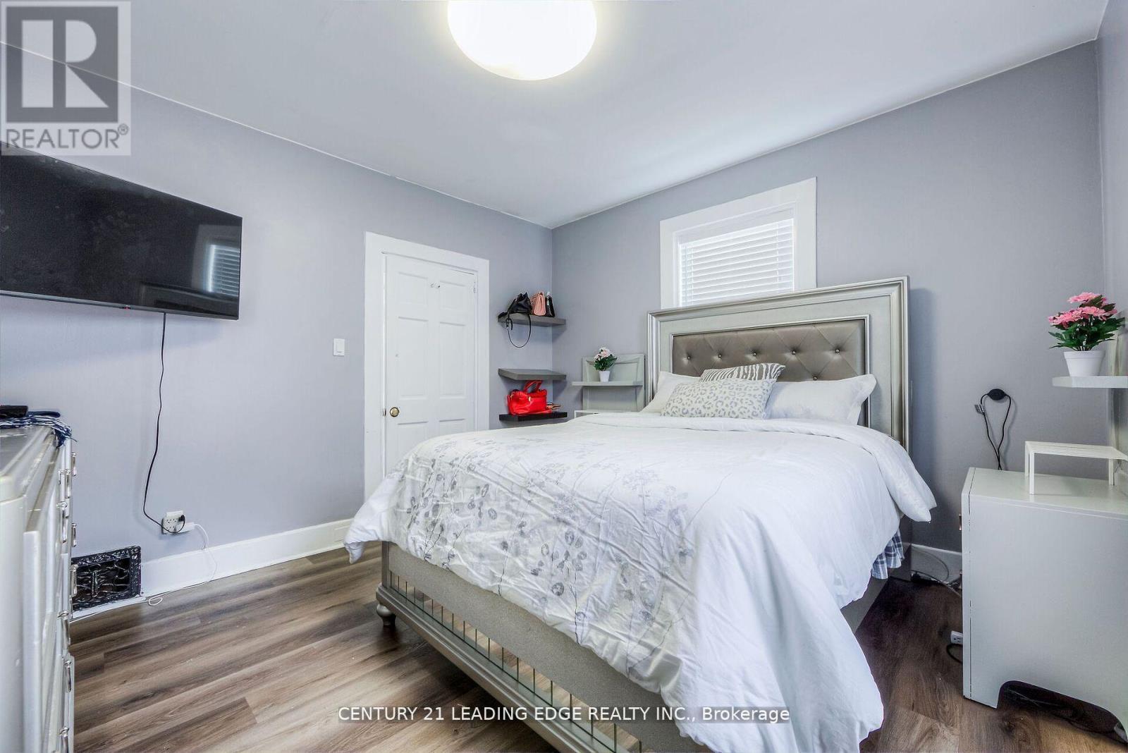 214 Aylmer Street, Peterborough Central (South), Ontario  K9J 3K4 - Photo 15 - X12318460