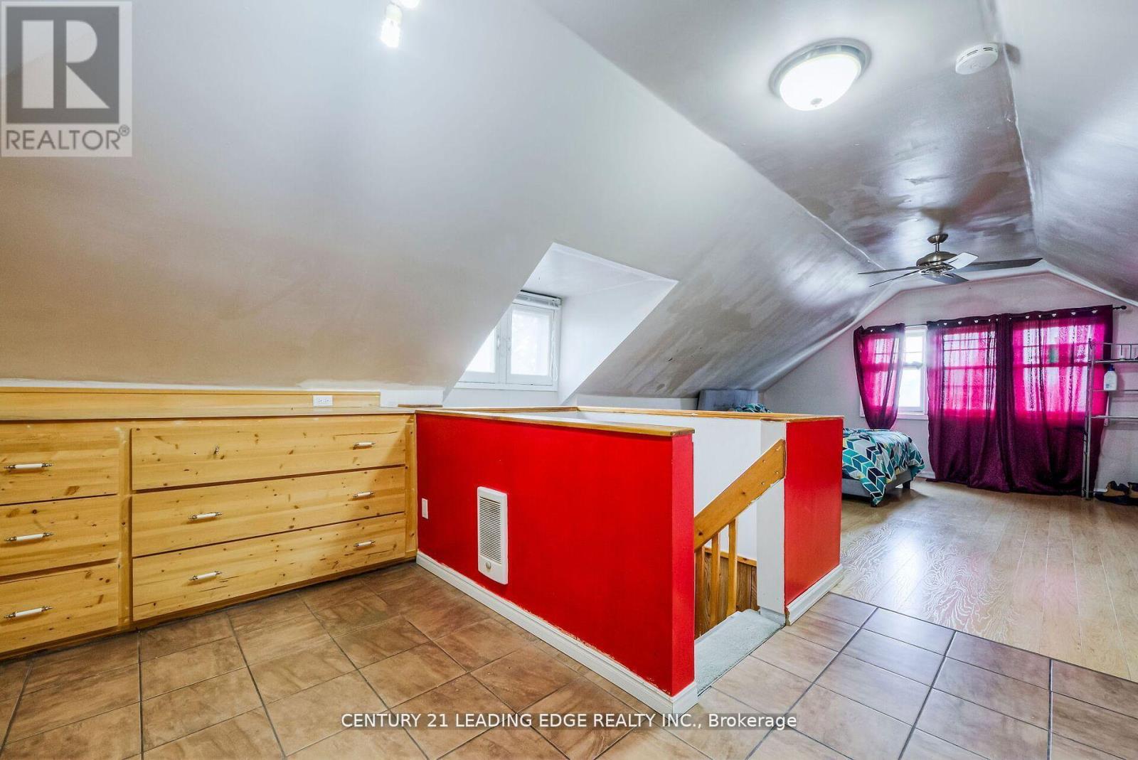 214 Aylmer Street, Peterborough Central (South), Ontario  K9J 3K4 - Photo 19 - X12318460