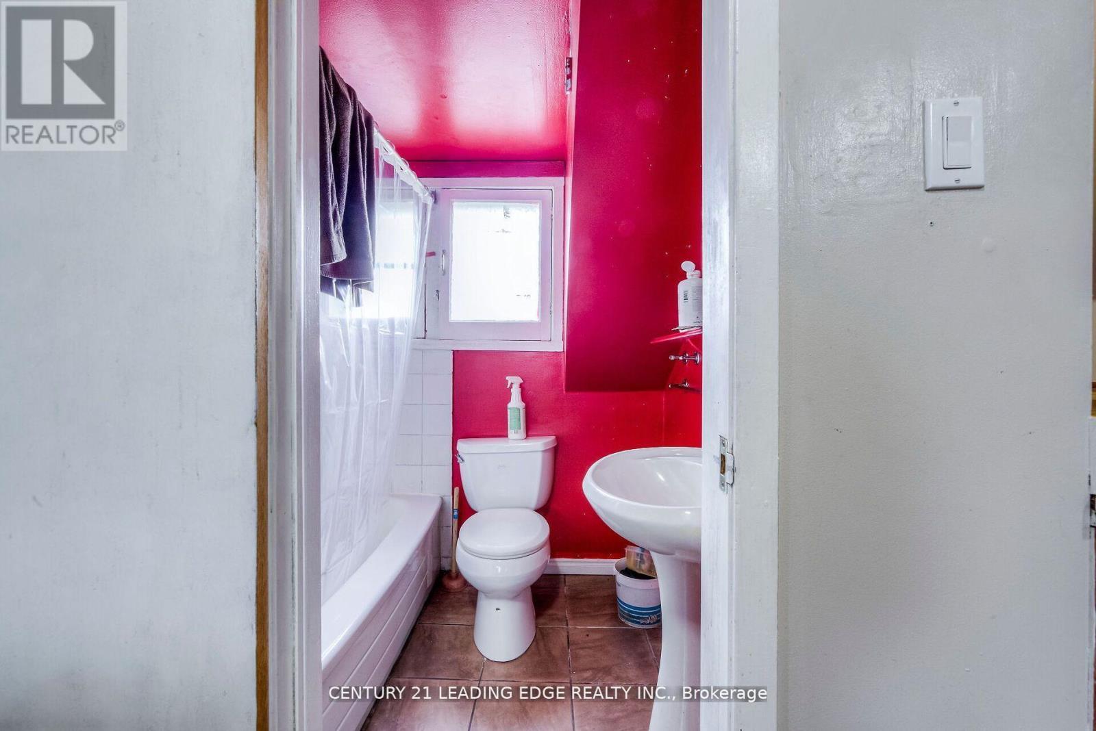214 Aylmer Street, Peterborough Central (South), Ontario  K9J 3K4 - Photo 23 - X12318460