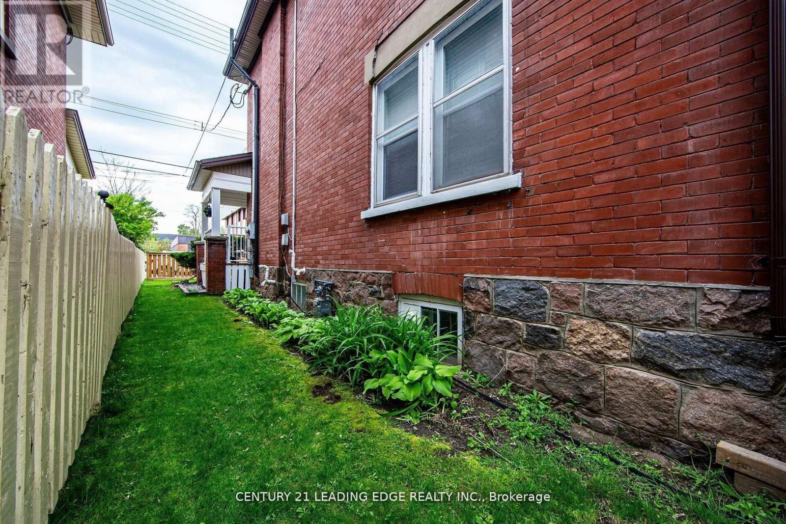 214 Aylmer Street, Peterborough Central (South), Ontario  K9J 3K4 - Photo 27 - X12318460