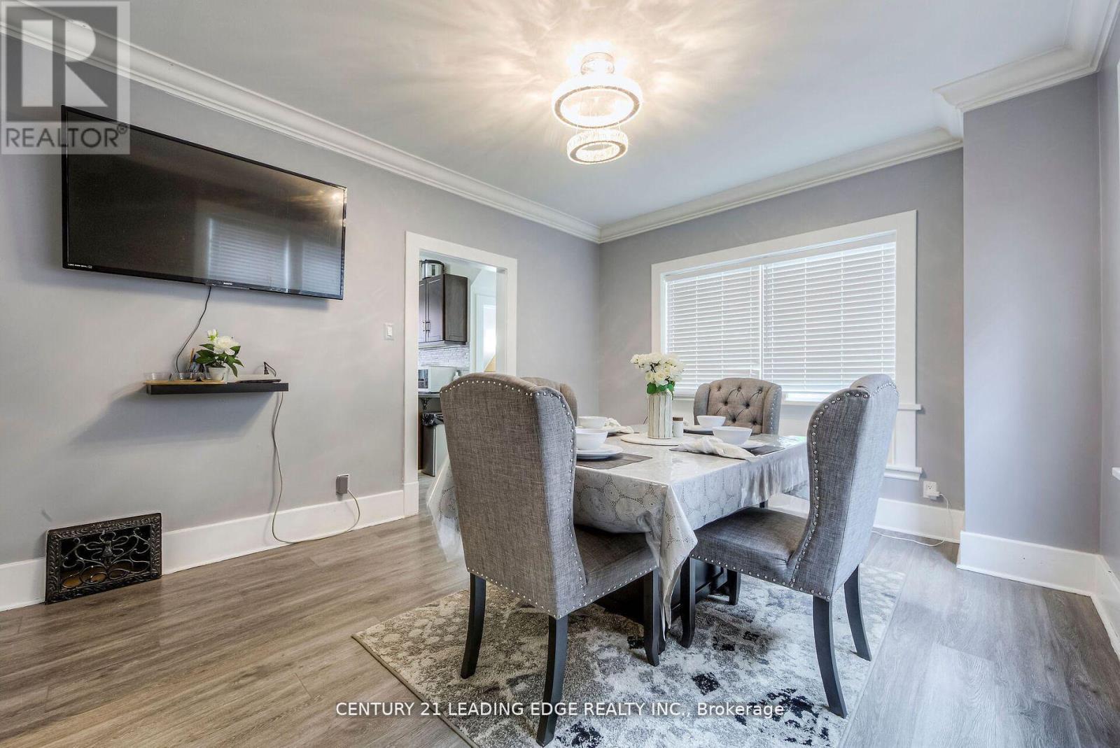 214 Aylmer Street, Peterborough Central (South), Ontario  K9J 3K4 - Photo 3 - X12318460
