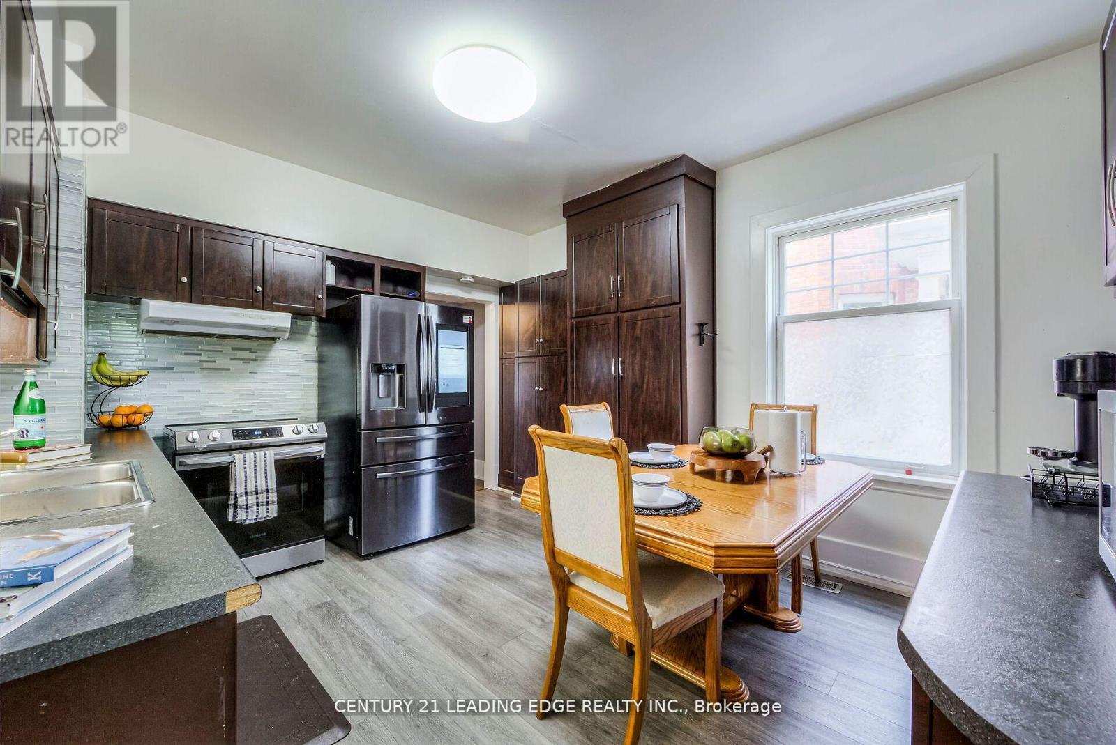 214 Aylmer Street, Peterborough Central (South), Ontario  K9J 3K4 - Photo 5 - X12318460