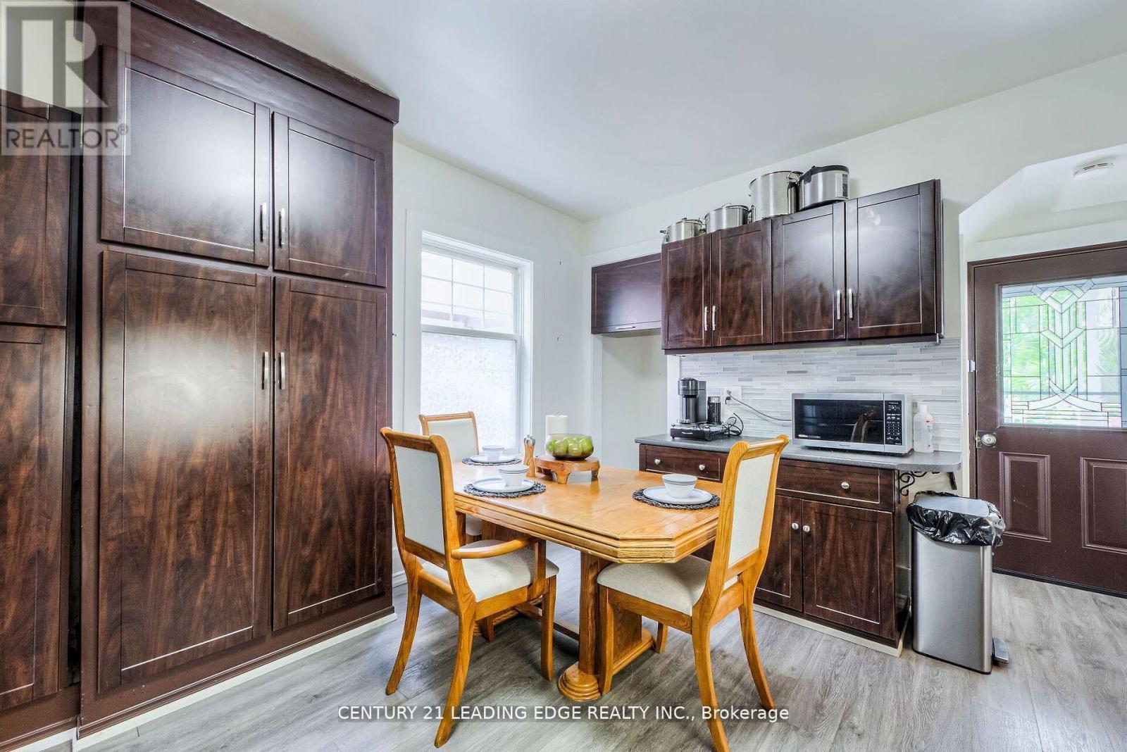 214 Aylmer Street, Peterborough Central (South), Ontario  K9J 3K4 - Photo 6 - X12318460