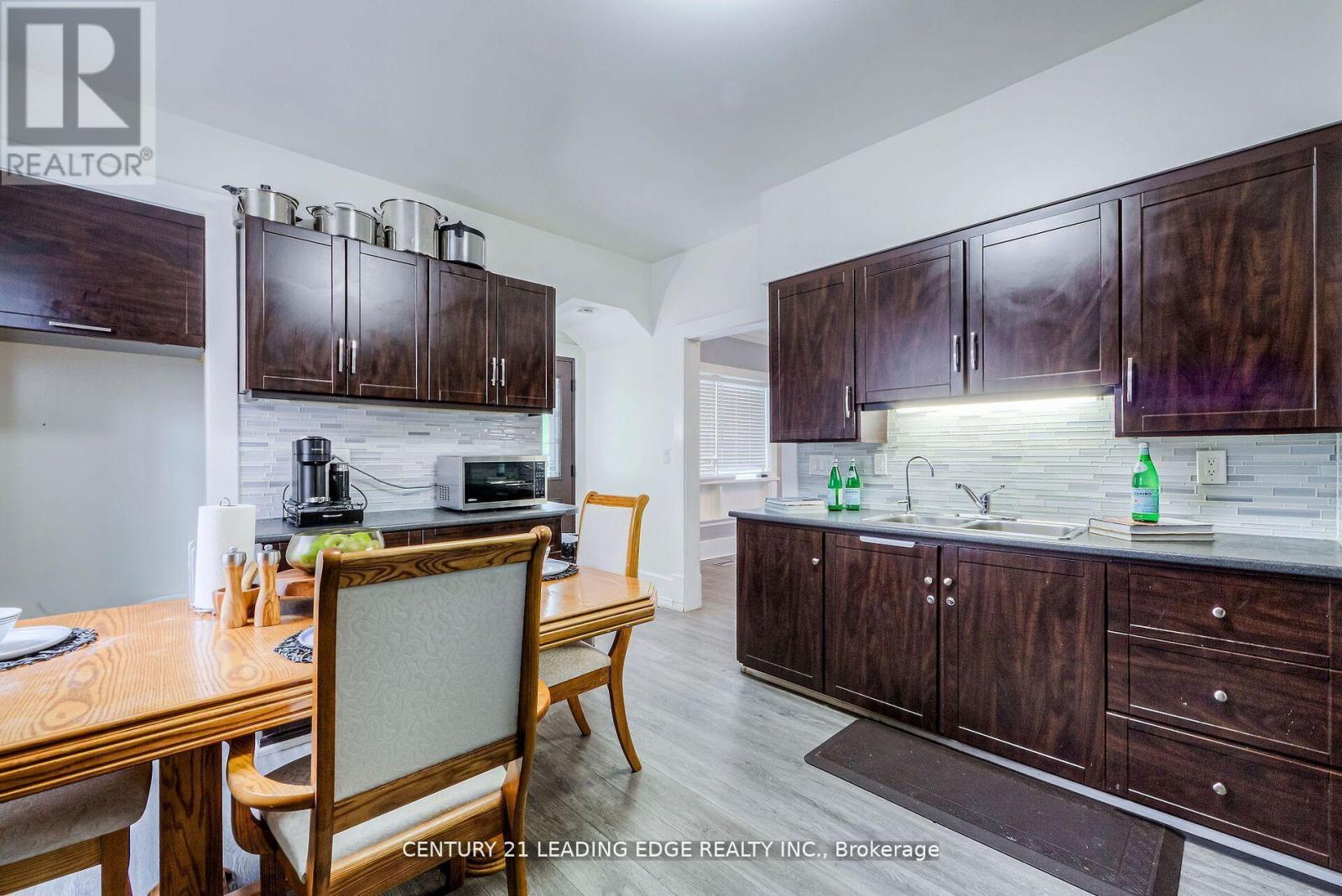 214 Aylmer Street, Peterborough Central (South), Ontario  K9J 3K4 - Photo 7 - X12318460