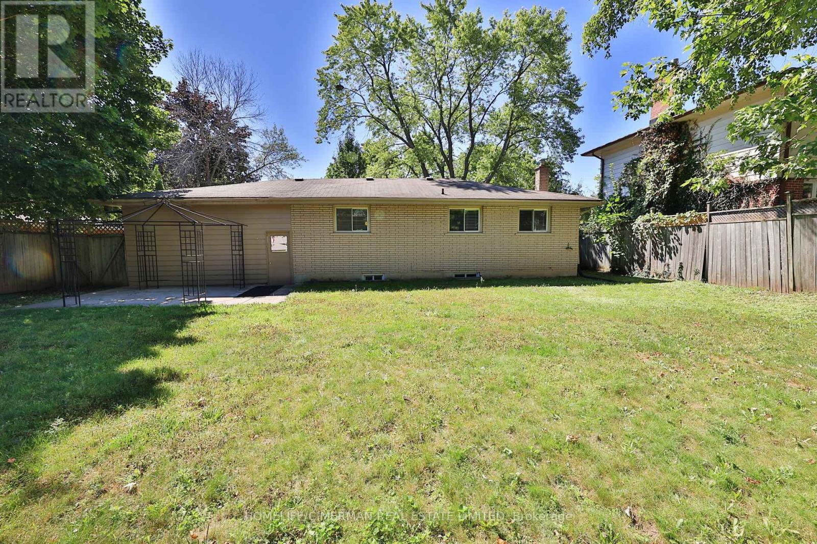 904 Ellesmere Avenue, Peterborough North (Central), Ontario  K9H 7A7 - Photo 7 - X12318931