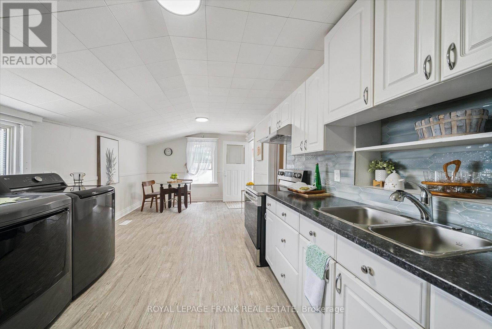 112 Albert Street N, Kawartha Lakes (Lindsay), Ontario  K9V 4K5 - Photo 13 - X12319504