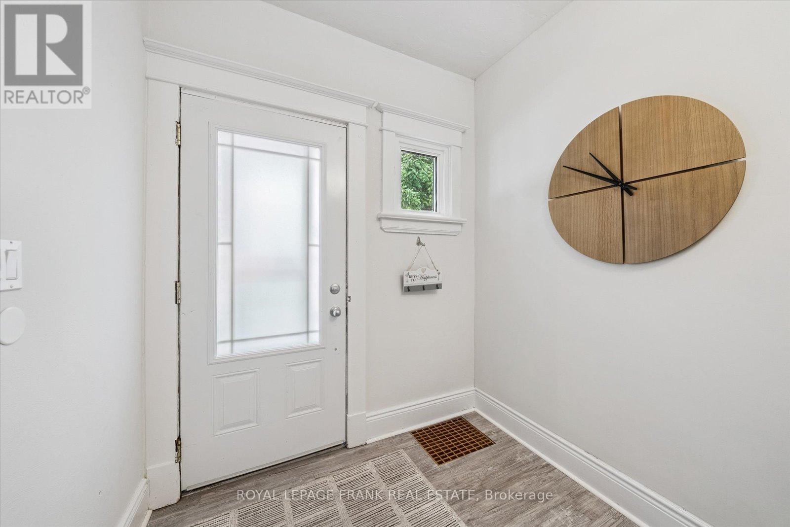 112 Albert Street N, Kawartha Lakes (Lindsay), Ontario  K9V 4K5 - Photo 4 - X12319504