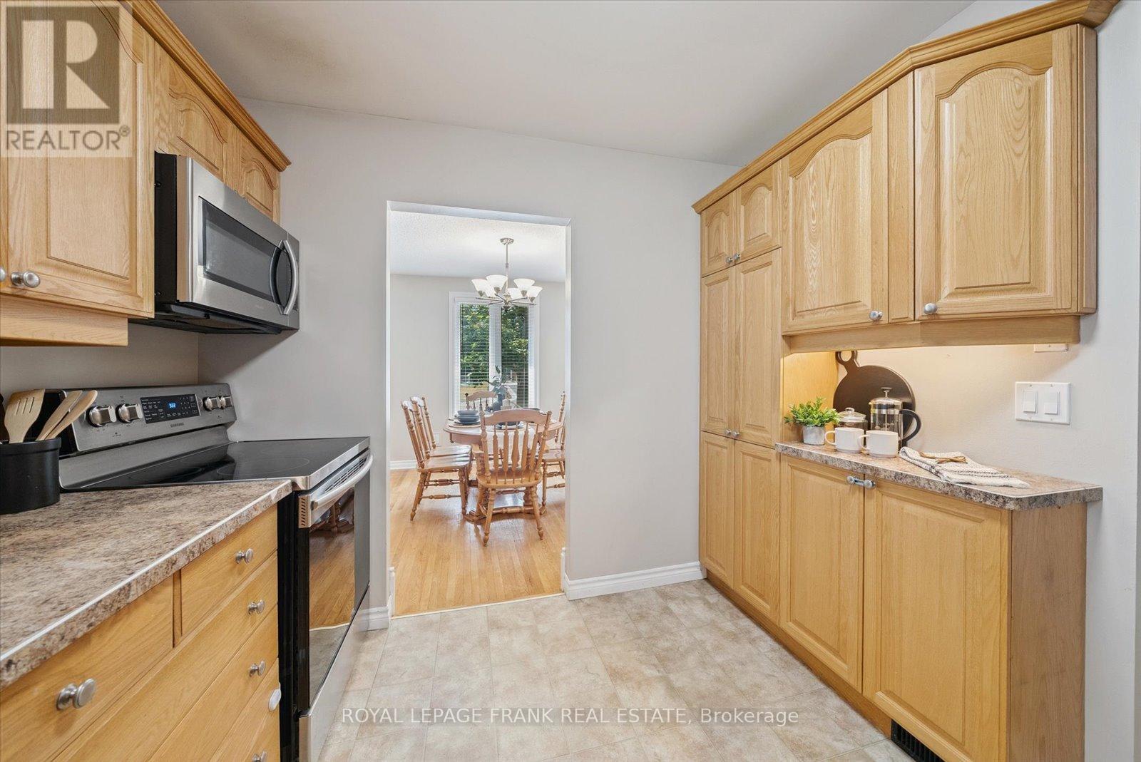 43 Elaine Drive, Kawartha Lakes (Lindsay), Ontario  K9V 4X7 - Photo 10 - X12319689