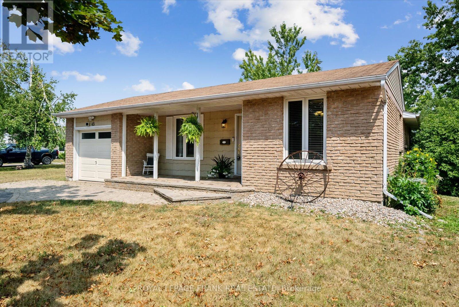 43 Elaine Drive, Kawartha Lakes (Lindsay), Ontario  K9V 4X7 - Photo 3 - X12319689
