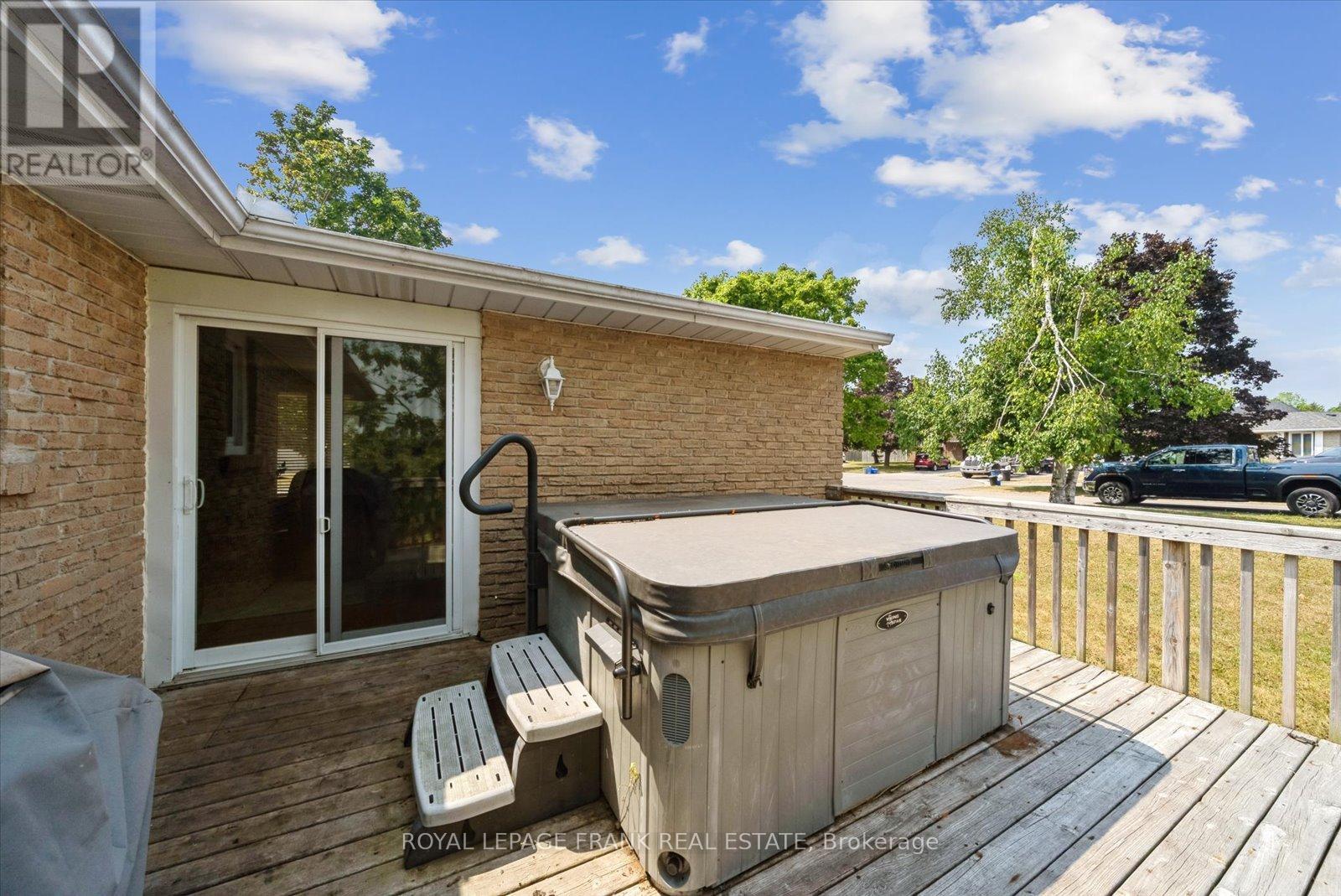 43 Elaine Drive, Kawartha Lakes (Lindsay), Ontario  K9V 4X7 - Photo 36 - X12319689