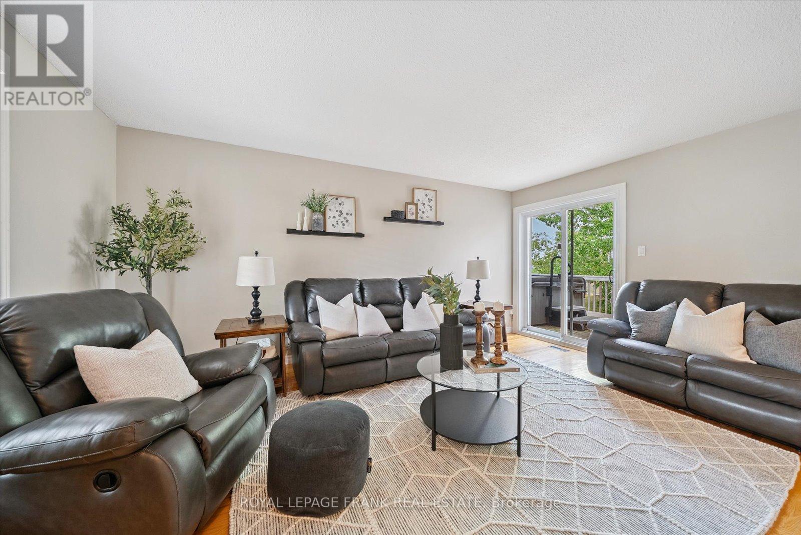 43 Elaine Drive, Kawartha Lakes (Lindsay), Ontario  K9V 4X7 - Photo 6 - X12319689