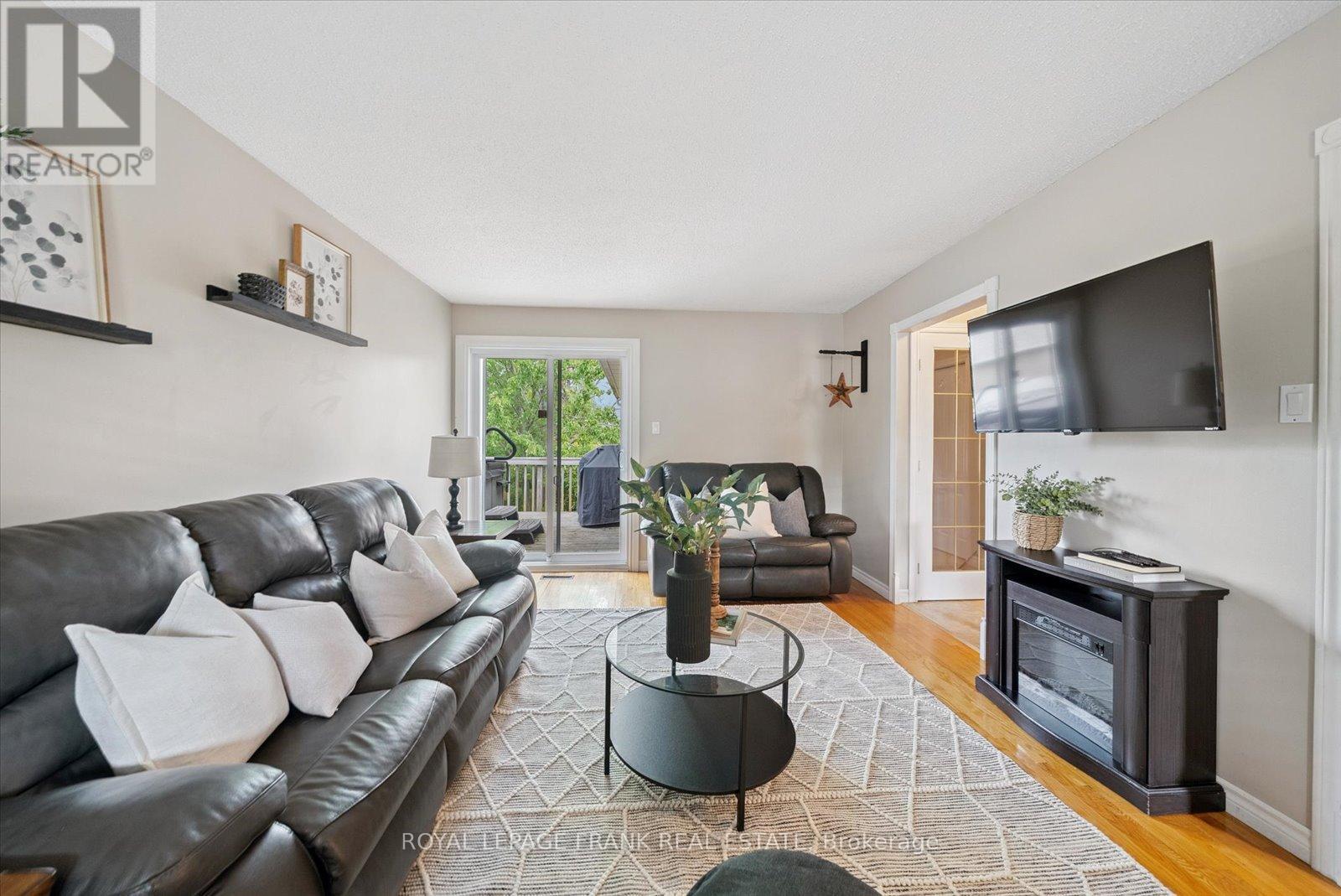 43 Elaine Drive, Kawartha Lakes (Lindsay), Ontario  K9V 4X7 - Photo 7 - X12319689