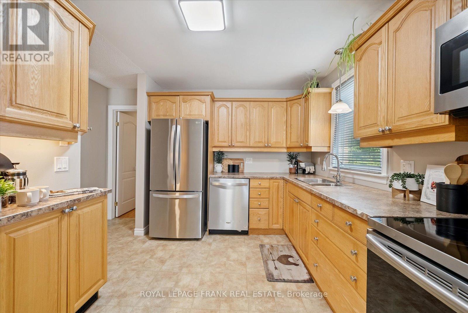 43 Elaine Drive, Kawartha Lakes (Lindsay), Ontario  K9V 4X7 - Photo 8 - X12319689