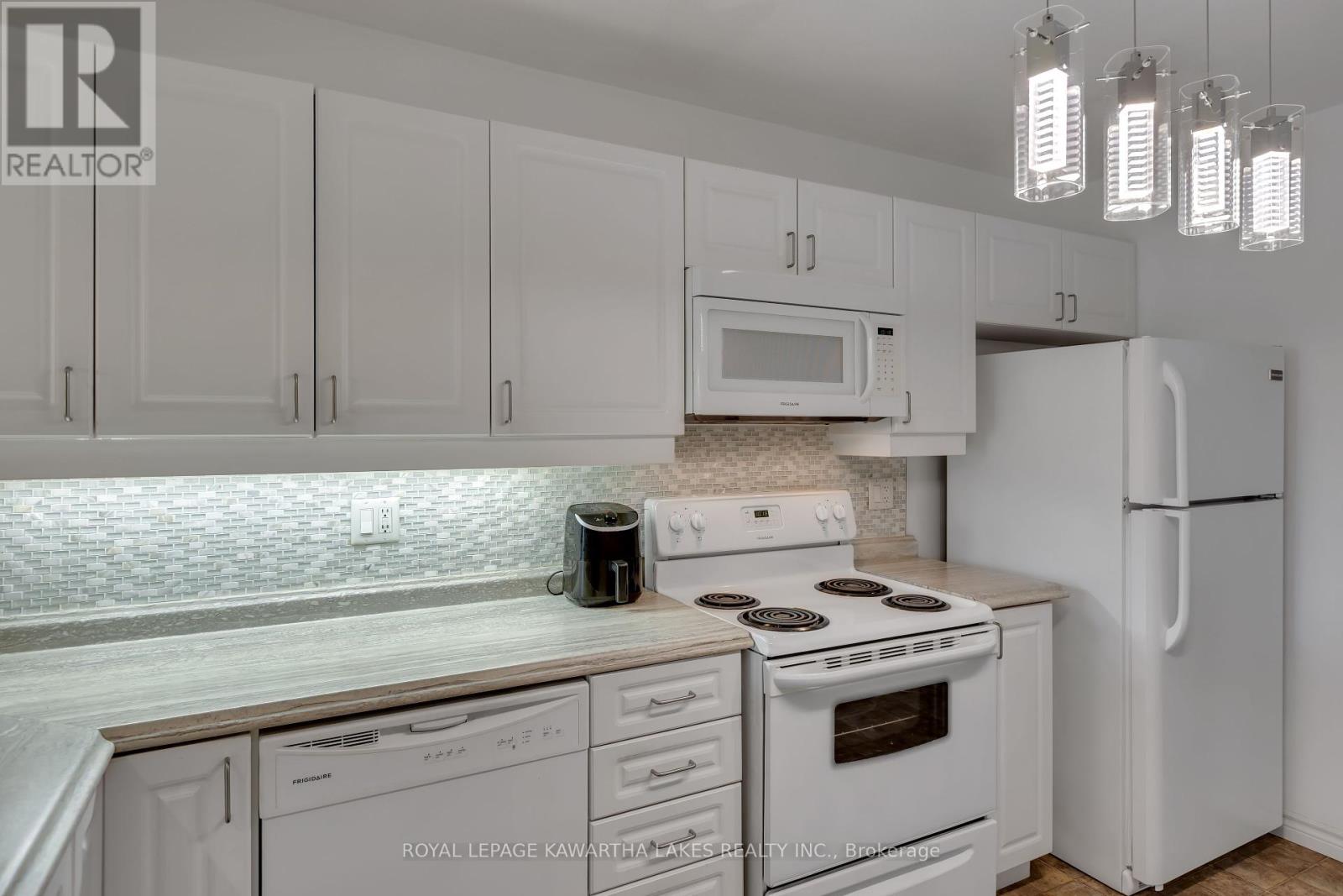 16 Chadwin Drive, Kawartha Lakes (Lindsay), Ontario  K9V 0E9 - Photo 12 - X12320145