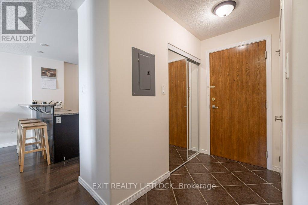 303 - 312 Spillsbury Drive, Peterborough West (South), Ontario  K9K 0B6 - Photo 2 - X12320336