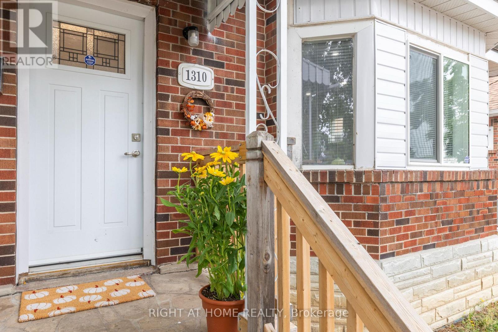 1310 Clonsilla Avenue, Peterborough Central (Old West End), Ontario  K9J 5Z2 - Photo 3 - X12321077