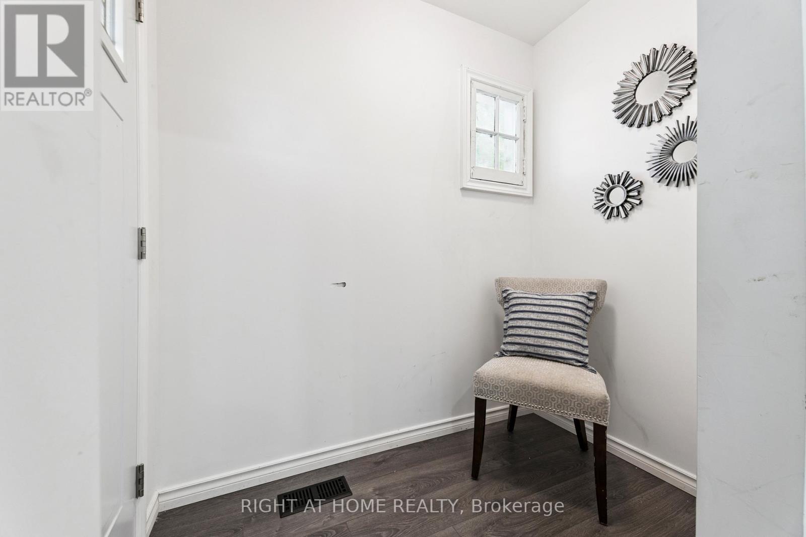 1310 Clonsilla Avenue, Peterborough Central (Old West End), Ontario  K9J 5Z2 - Photo 4 - X12321077