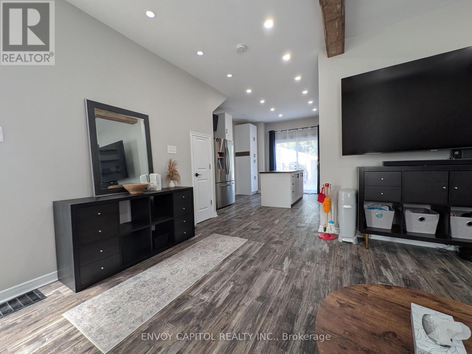 61 Simcoe Street, Kawartha Lakes (Lindsay), Ontario  K9V 2G9 - Photo 6 - X12321221