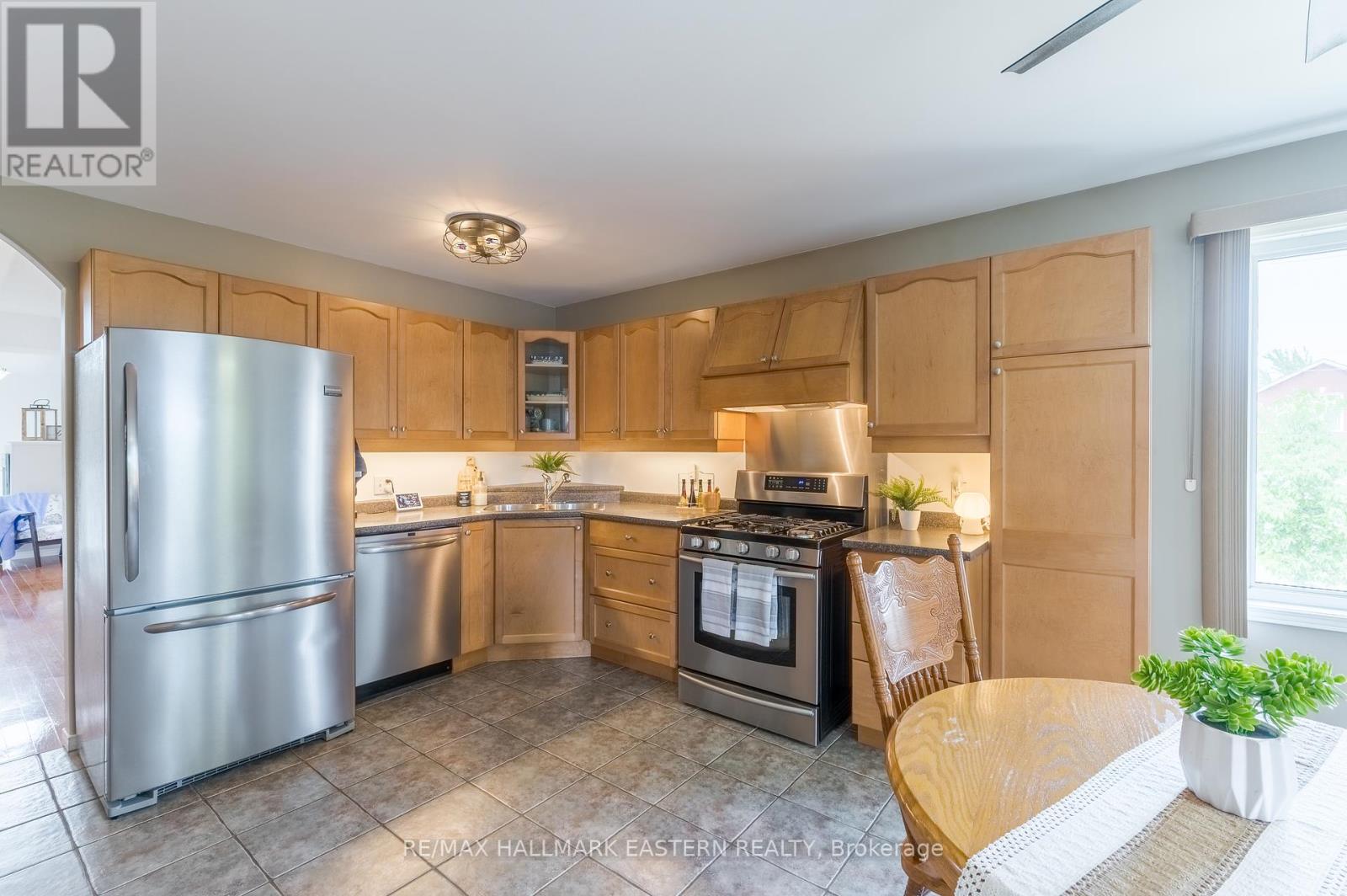 1912 Giles Avenue, Peterborough West (North), Ontario  K9K 2P3 - Photo 12 - X12323654