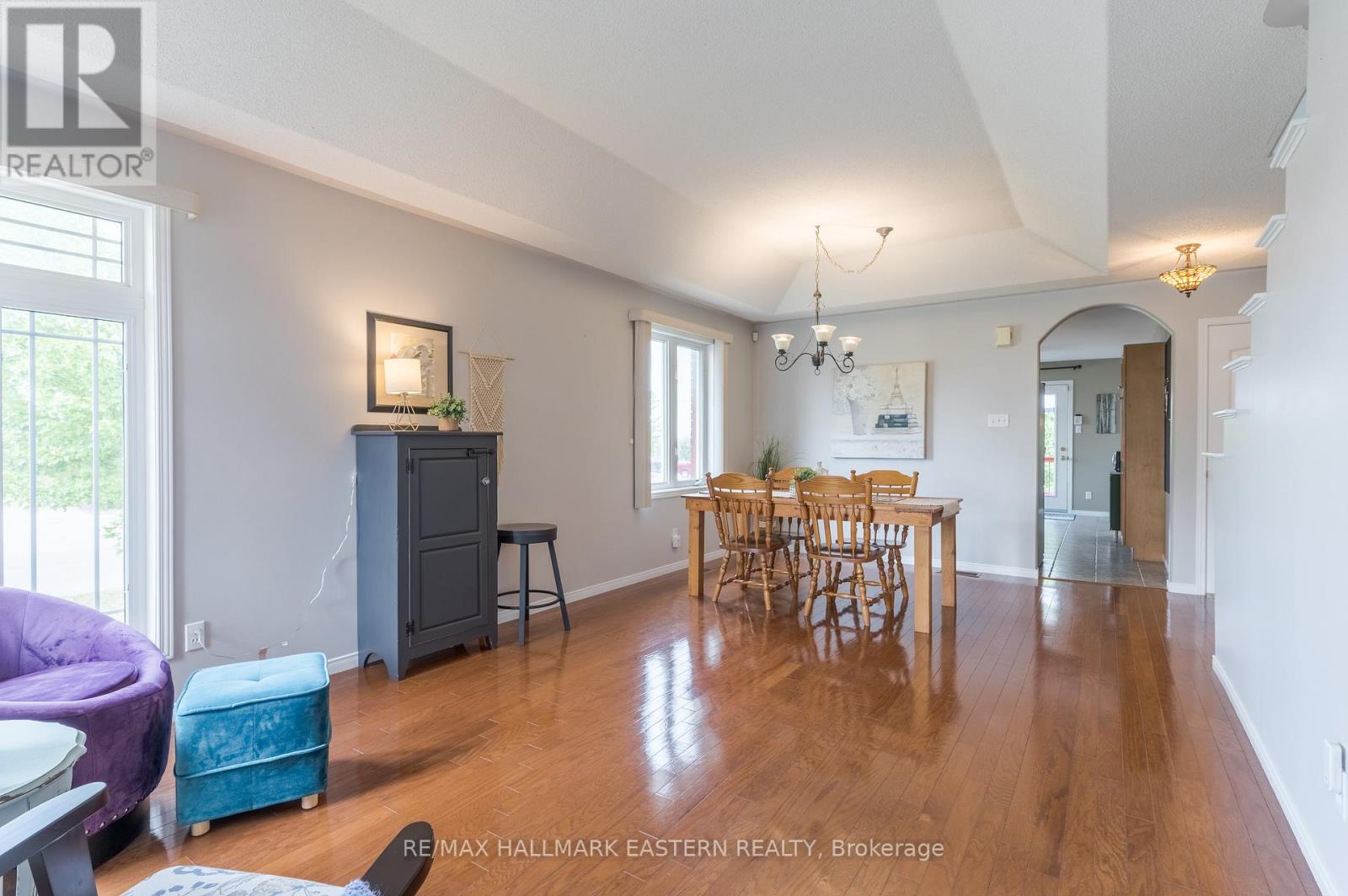1912 Giles Avenue, Peterborough West (North), Ontario  K9K 2P3 - Photo 7 - X12323654